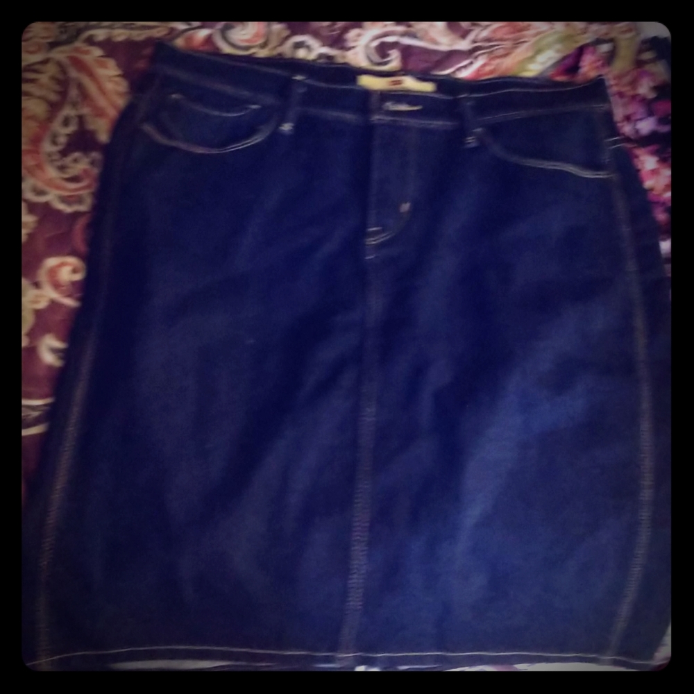 Perfectly slimming size 12 levi's skirt
